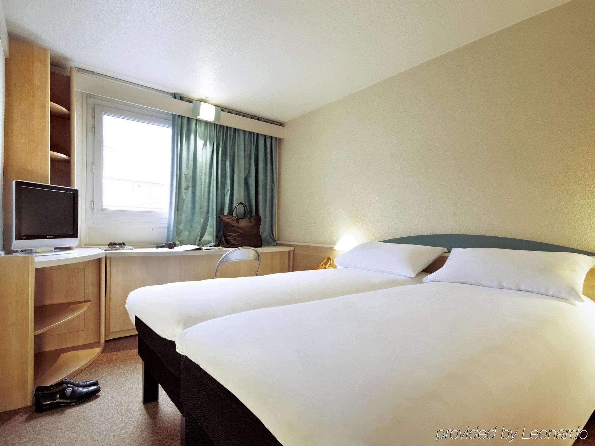 Hotel Ibis Lyon L'Isle D'Abeau Exterior foto
