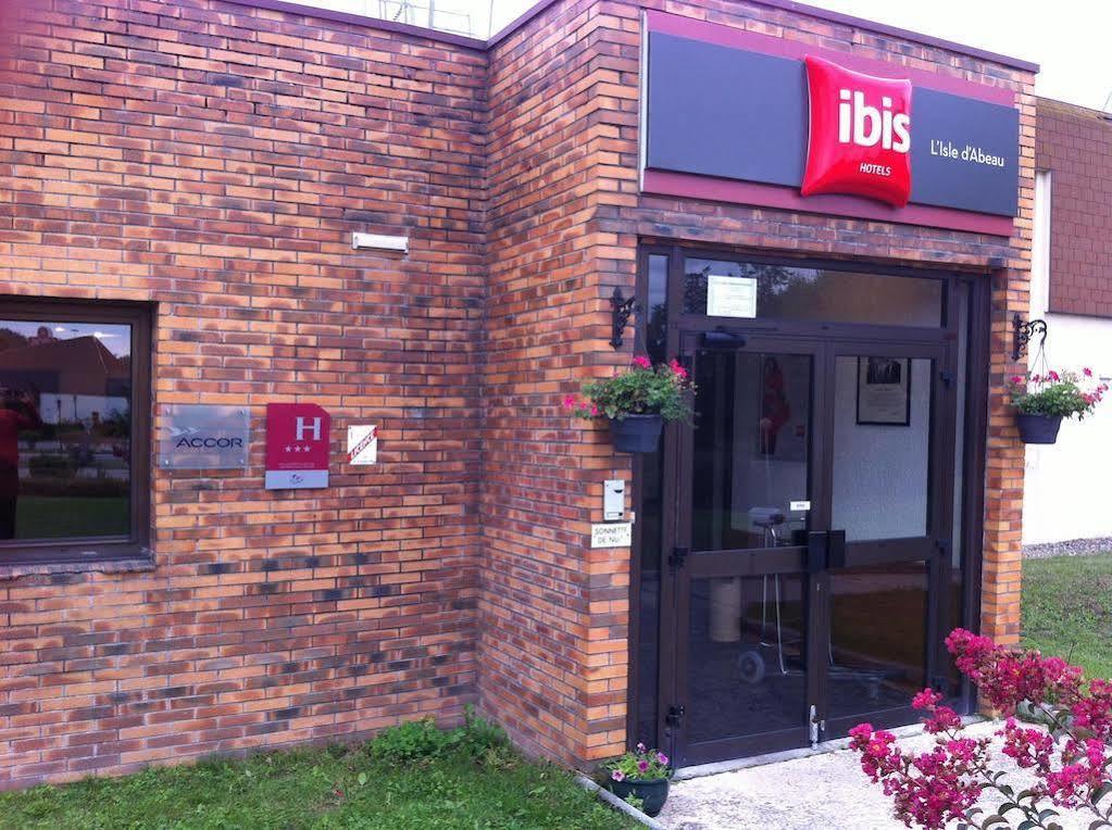 Hotel Ibis Lyon L'Isle D'Abeau Exterior foto